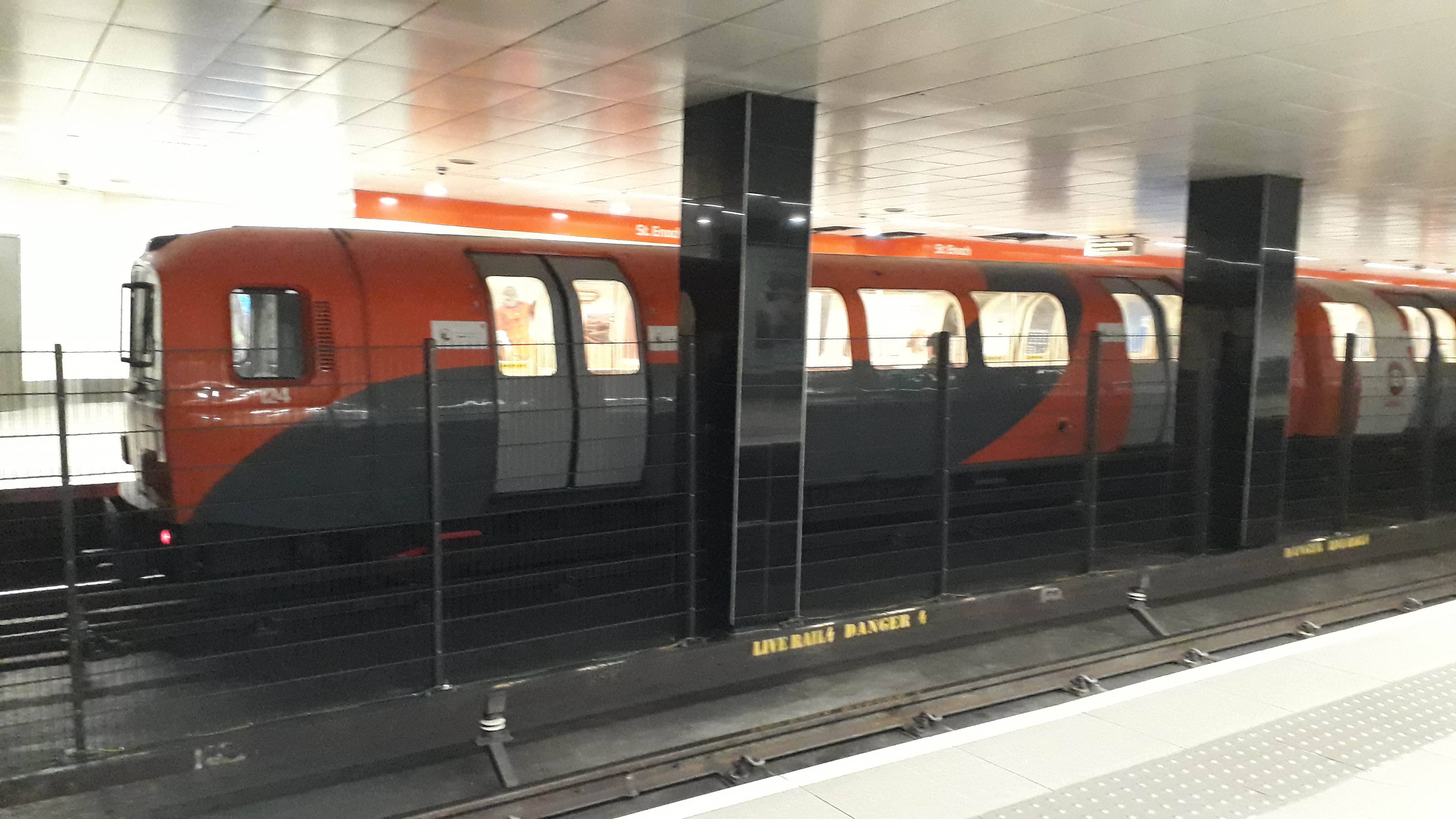 Photo of a train in the Glasgow Subway - St Enoch