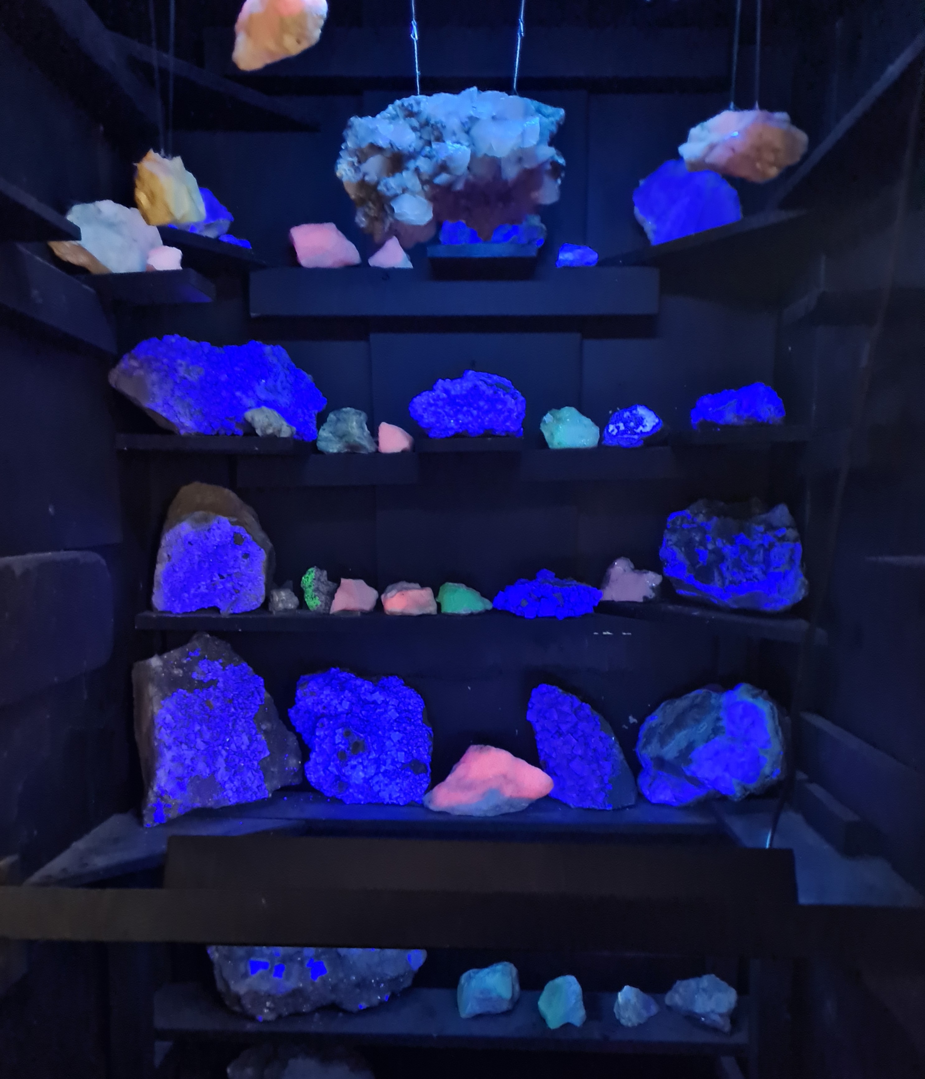 Photo of fluorescent rocks in Threlkeld museum